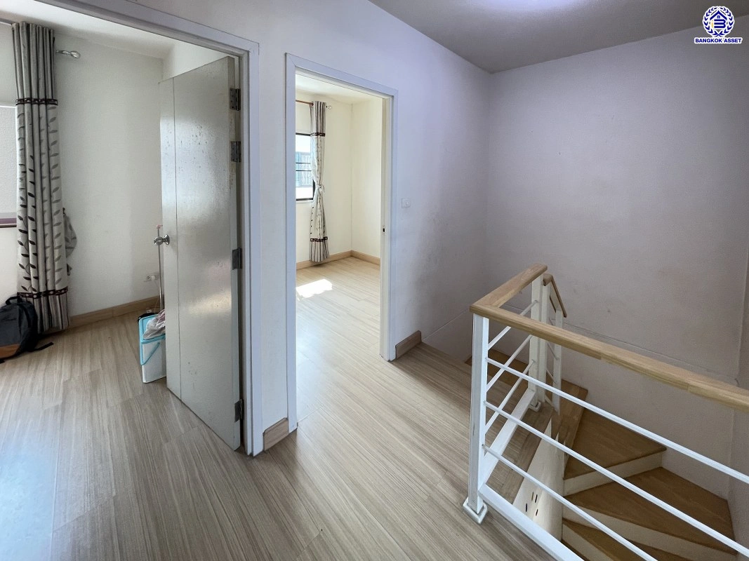 บ้านมือสอง โครงการ พฤกษาวิลล์65/1 ศรีสมาน เนื้อที่ 17.5 ตร.ว. พื้นที่ใช้สอย 110 ตร.ม. ฟังก์ชัน 3 ห้องนอน 2 ห้องน้ำ 1 ที่จอดรถ บ้านสภาพภายในดี บนทำเลเดินทางสะดวก เชื่อมต่อถนนศรีสมาน, ถนนติวานนท์ ใกล้รถไฟฟ้าสายสีชมพู "สถานีเมืองทองธานี" และทางด่วน "อุดรรัถยา"