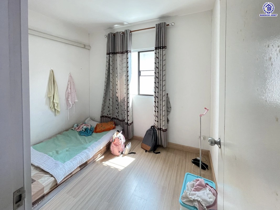 บ้านมือสอง โครงการ พฤกษาวิลล์65/1 ศรีสมาน เนื้อที่ 17.5 ตร.ว. พื้นที่ใช้สอย 110 ตร.ม. ฟังก์ชัน 3 ห้องนอน 2 ห้องน้ำ 1 ที่จอดรถ บ้านสภาพภายในดี บนทำเลเดินทางสะดวก เชื่อมต่อถนนศรีสมาน, ถนนติวานนท์ ใกล้รถไฟฟ้าสายสีชมพู "สถานีเมืองทองธานี" และทางด่วน "อุดรรัถยา"