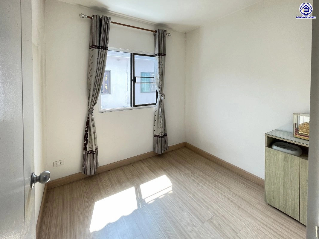 บ้านมือสอง โครงการ พฤกษาวิลล์65/1 ศรีสมาน เนื้อที่ 17.5 ตร.ว. พื้นที่ใช้สอย 110 ตร.ม. ฟังก์ชัน 3 ห้องนอน 2 ห้องน้ำ 1 ที่จอดรถ บ้านสภาพภายในดี บนทำเลเดินทางสะดวก เชื่อมต่อถนนศรีสมาน, ถนนติวานนท์ ใกล้รถไฟฟ้าสายสีชมพู "สถานีเมืองทองธานี" และทางด่วน "อุดรรัถยา"