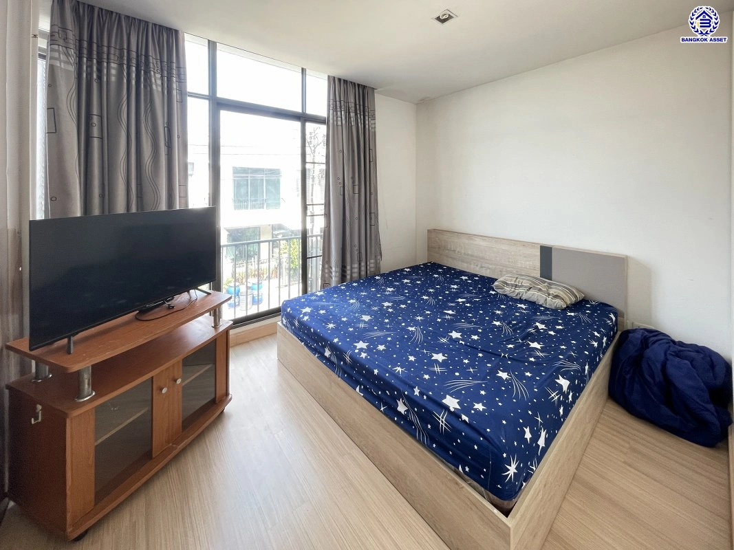 บ้านมือสอง โครงการ พฤกษาวิลล์65/1 ศรีสมาน เนื้อที่ 17.5 ตร.ว. พื้นที่ใช้สอย 110 ตร.ม. ฟังก์ชัน 3 ห้องนอน 2 ห้องน้ำ 1 ที่จอดรถ บ้านสภาพภายในดี บนทำเลเดินทางสะดวก เชื่อมต่อถนนศรีสมาน, ถนนติวานนท์ ใกล้รถไฟฟ้าสายสีชมพู "สถานีเมืองทองธานี" และทางด่วน "อุดรรัถยา"