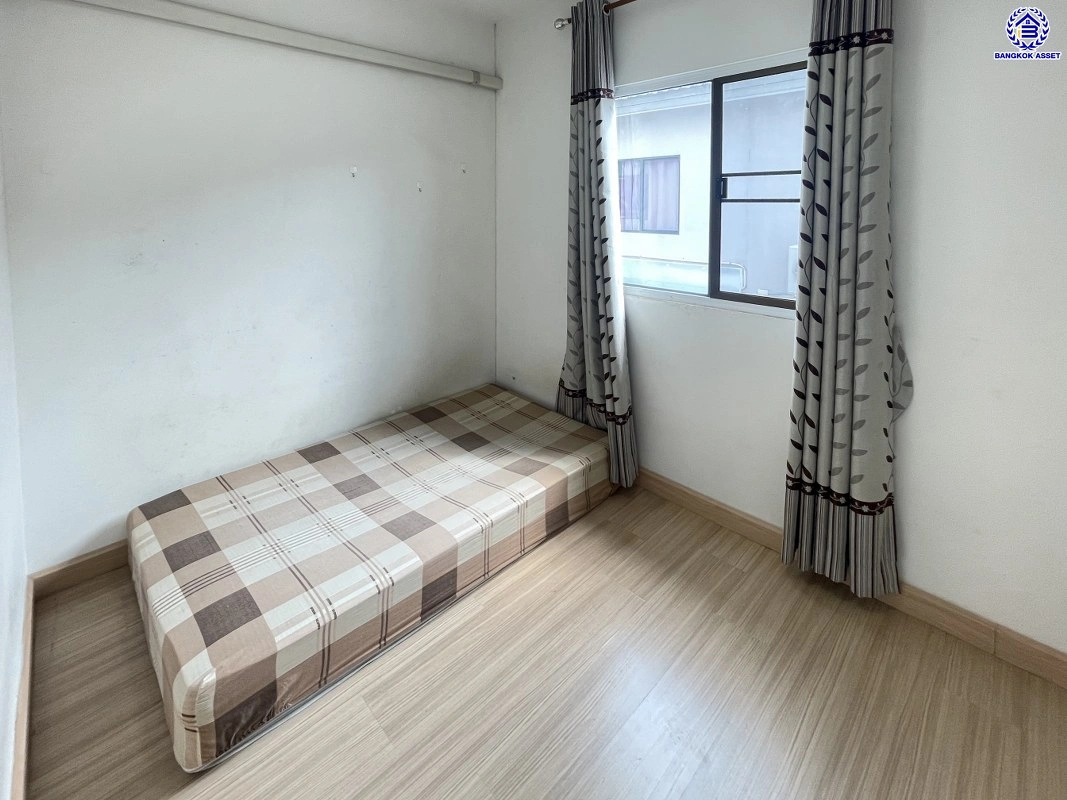 บ้านมือสอง โครงการ พฤกษาวิลล์65/1 ศรีสมาน เนื้อที่ 17.5 ตร.ว. พื้นที่ใช้สอย 110 ตร.ม. ฟังก์ชัน 3 ห้องนอน 2 ห้องน้ำ 1 ที่จอดรถ บ้านสภาพภายในดี บนทำเลเดินทางสะดวก เชื่อมต่อถนนศรีสมาน, ถนนติวานนท์ ใกล้รถไฟฟ้าสายสีชมพู "สถานีเมืองทองธานี" และทางด่วน "อุดรรัถยา"