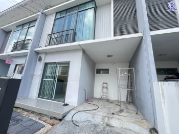 บ้านมือสอง โครงการ พฤกษาวิลล์65/1 ศรีสมาน เนื้อที่ 17.5 ตร.ว. พื้นที่ใช้สอย 110 ตร.ม. ฟังก์ชัน 3 ห้องนอน 2 ห้องน้ำ 1 ที่จอดรถ บ้านสภาพภายในดี บนทำเลเดินทางสะดวก เชื่อมต่อถนนศรีสมาน, ถนนติวานนท์ ใกล้รถไฟฟ้าสายสีชมพู "สถานีเมืองทองธานี" และทางด่วน "อุดรรัถยา"