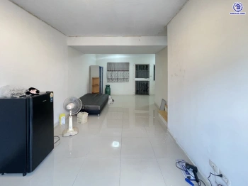 บ้านมือสอง โครงการ พฤกษาวิลล์65/1 ศรีสมาน เนื้อที่ 17.5 ตร.ว. พื้นที่ใช้สอย 110 ตร.ม. ฟังก์ชัน 3 ห้องนอน 2 ห้องน้ำ 1 ที่จอดรถ บ้านสภาพภายในดี บนทำเลเดินทางสะดวก เชื่อมต่อถนนศรีสมาน, ถนนติวานนท์ ใกล้รถไฟฟ้าสายสีชมพู "สถานีเมืองทองธานี" และทางด่วน "อุดรรัถยา"