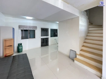 บ้านมือสอง โครงการ พฤกษาวิลล์65/1 ศรีสมาน เนื้อที่ 17.5 ตร.ว. พื้นที่ใช้สอย 110 ตร.ม. ฟังก์ชัน 3 ห้องนอน 2 ห้องน้ำ 1 ที่จอดรถ บ้านสภาพภายในดี บนทำเลเดินทางสะดวก เชื่อมต่อถนนศรีสมาน, ถนนติวานนท์ ใกล้รถไฟฟ้าสายสีชมพู "สถานีเมืองทองธานี" และทางด่วน "อุดรรัถยา"