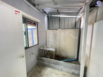 บ้านมือสอง โครงการ พฤกษาวิลล์65/1 ศรีสมาน เนื้อที่ 17.5 ตร.ว. พื้นที่ใช้สอย 110 ตร.ม. ฟังก์ชัน 3 ห้องนอน 2 ห้องน้ำ 1 ที่จอดรถ บ้านสภาพภายในดี บนทำเลเดินทางสะดวก เชื่อมต่อถนนศรีสมาน, ถนนติวานนท์ ใกล้รถไฟฟ้าสายสีชมพู "สถานีเมืองทองธานี" และทางด่วน "อุดรรัถยา"