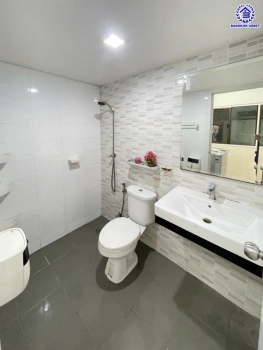 บ้านมือสอง โครงการ พฤกษาวิลล์65/1 ศรีสมาน เนื้อที่ 17.5 ตร.ว. พื้นที่ใช้สอย 110 ตร.ม. ฟังก์ชัน 3 ห้องนอน 2 ห้องน้ำ 1 ที่จอดรถ บ้านสภาพภายในดี บนทำเลเดินทางสะดวก เชื่อมต่อถนนศรีสมาน, ถนนติวานนท์ ใกล้รถไฟฟ้าสายสีชมพู "สถานีเมืองทองธานี" และทางด่วน "อุดรรัถยา"