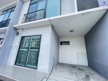 บ้านมือสอง โครงการ พฤกษาวิลล์65/1 ศรีสมาน เนื้อที่ 17.5 ตร.ว. พื้นที่ใช้สอย 110 ตร.ม. ฟังก์ชัน 3 ห้องนอน 2 ห้องน้ำ 1 ที่จอดรถ บ้านสภาพภายในดี บนทำเลเดินทางสะดวก เชื่อมต่อถนนศรีสมาน, ถนนติวานนท์ ใกล้รถไฟฟ้าสายสีชมพู "สถานีเมืองทองธานี" และทางด่วน "อุดรรัถยา"