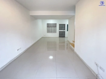 บ้านมือสอง โครงการ พฤกษาวิลล์65/1 ศรีสมาน เนื้อที่ 17.5 ตร.ว. พื้นที่ใช้สอย 110 ตร.ม. ฟังก์ชัน 3 ห้องนอน 2 ห้องน้ำ 1 ที่จอดรถ บ้านสภาพภายในดี บนทำเลเดินทางสะดวก เชื่อมต่อถนนศรีสมาน, ถนนติวานนท์ ใกล้รถไฟฟ้าสายสีชมพู "สถานีเมืองทองธานี" และทางด่วน "อุดรรัถยา"