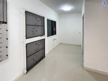 บ้านมือสอง โครงการ พฤกษาวิลล์65/1 ศรีสมาน เนื้อที่ 17.5 ตร.ว. พื้นที่ใช้สอย 110 ตร.ม. ฟังก์ชัน 3 ห้องนอน 2 ห้องน้ำ 1 ที่จอดรถ บ้านสภาพภายในดี บนทำเลเดินทางสะดวก เชื่อมต่อถนนศรีสมาน, ถนนติวานนท์ ใกล้รถไฟฟ้าสายสีชมพู "สถานีเมืองทองธานี" และทางด่วน "อุดรรัถยา"