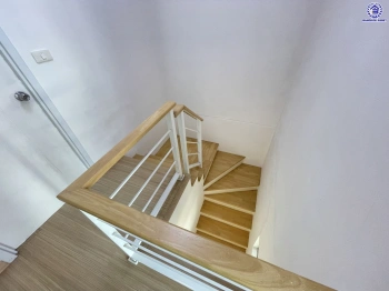 บ้านมือสอง โครงการ พฤกษาวิลล์65/1 ศรีสมาน เนื้อที่ 17.5 ตร.ว. พื้นที่ใช้สอย 110 ตร.ม. ฟังก์ชัน 3 ห้องนอน 2 ห้องน้ำ 1 ที่จอดรถ บ้านสภาพภายในดี บนทำเลเดินทางสะดวก เชื่อมต่อถนนศรีสมาน, ถนนติวานนท์ ใกล้รถไฟฟ้าสายสีชมพู "สถานีเมืองทองธานี" และทางด่วน "อุดรรัถยา"