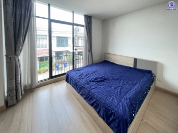 บ้านมือสอง โครงการ พฤกษาวิลล์65/1 ศรีสมาน เนื้อที่ 17.5 ตร.ว. พื้นที่ใช้สอย 110 ตร.ม. ฟังก์ชัน 3 ห้องนอน 2 ห้องน้ำ 1 ที่จอดรถ บ้านสภาพภายในดี บนทำเลเดินทางสะดวก เชื่อมต่อถนนศรีสมาน, ถนนติวานนท์ ใกล้รถไฟฟ้าสายสีชมพู "สถานีเมืองทองธานี" และทางด่วน "อุดรรัถยา"