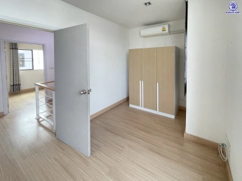 บ้านมือสอง โครงการ พฤกษาวิลล์65/1 ศรีสมาน เนื้อที่ 17.5 ตร.ว. พื้นที่ใช้สอย 110 ตร.ม. ฟังก์ชัน 3 ห้องนอน 2 ห้องน้ำ 1 ที่จอดรถ บ้านสภาพภายในดี บนทำเลเดินทางสะดวก เชื่อมต่อถนนศรีสมาน, ถนนติวานนท์ ใกล้รถไฟฟ้าสายสีชมพู "สถานีเมืองทองธานี" และทางด่วน "อุดรรัถยา"