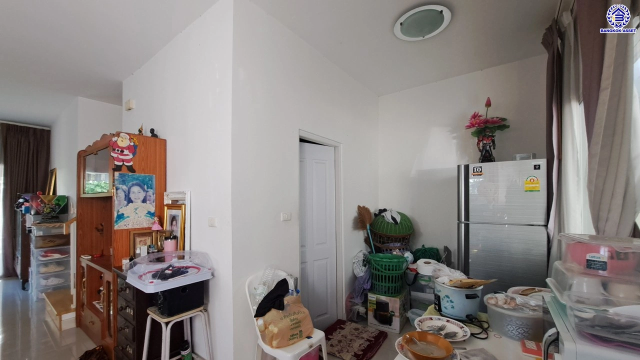 บ้านมือสอง แบรนด์ AP โครงการ พลีโน่ พระราม5-ปิ่นเกล้า หลังมุม พร้อมรองรับทุกความสุข บนเนื้อที่ 31.2 ตร.ว. พื้นที่ใช้สอย 110 ตร.ม. ฟังก์ชัน 3 ห้องนอน 2 ห้องน้ำ จอดรถได้ 1 คัน สิ่งอำนวยความสะดวกครบ บนสุดยอดทำเล เข้า-ออกได้ทั้งทางถนนนครอินทร์ และถนนสิรินธร ใกล้จุดขึ้นทางด่วน "ประจิมรัถยา"