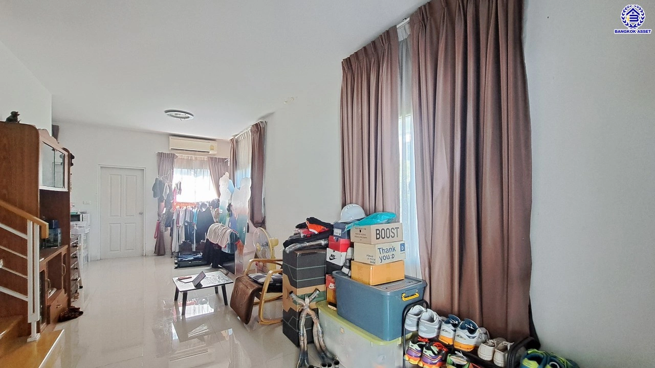 บ้านมือสอง แบรนด์ AP โครงการ พลีโน่ พระราม5-ปิ่นเกล้า หลังมุม พร้อมรองรับทุกความสุข บนเนื้อที่ 31.2 ตร.ว. พื้นที่ใช้สอย 110 ตร.ม. ฟังก์ชัน 3 ห้องนอน 2 ห้องน้ำ จอดรถได้ 1 คัน สิ่งอำนวยความสะดวกครบ บนสุดยอดทำเล เข้า-ออกได้ทั้งทางถนนนครอินทร์ และถนนสิรินธร ใกล้จุดขึ้นทางด่วน "ประจิมรัถยา"