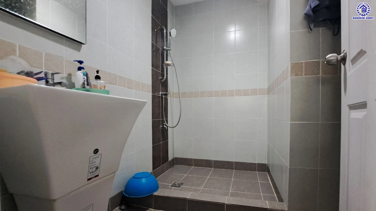 บ้านมือสอง แบรนด์ AP โครงการ พลีโน่ พระราม5-ปิ่นเกล้า หลังมุม พร้อมรองรับทุกความสุข บนเนื้อที่ 31.2 ตร.ว. พื้นที่ใช้สอย 110 ตร.ม. ฟังก์ชัน 3 ห้องนอน 2 ห้องน้ำ จอดรถได้ 1 คัน สิ่งอำนวยความสะดวกครบ บนสุดยอดทำเล เข้า-ออกได้ทั้งทางถนนนครอินทร์ และถนนสิรินธร ใกล้จุดขึ้นทางด่วน "ประจิมรัถยา"