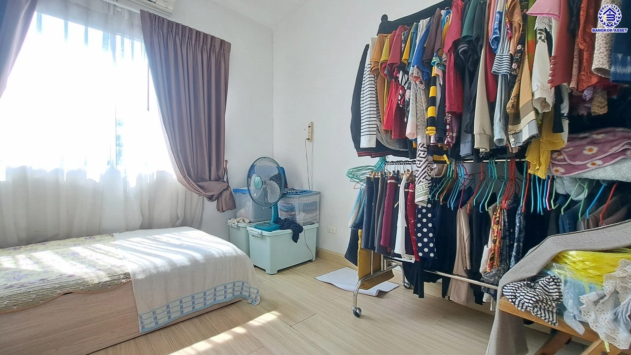 บ้านมือสอง แบรนด์ AP โครงการ พลีโน่ พระราม5-ปิ่นเกล้า หลังมุม พร้อมรองรับทุกความสุข บนเนื้อที่ 31.2 ตร.ว. พื้นที่ใช้สอย 110 ตร.ม. ฟังก์ชัน 3 ห้องนอน 2 ห้องน้ำ จอดรถได้ 1 คัน สิ่งอำนวยความสะดวกครบ บนสุดยอดทำเล เข้า-ออกได้ทั้งทางถนนนครอินทร์ และถนนสิรินธร ใกล้จุดขึ้นทางด่วน "ประจิมรัถยา"