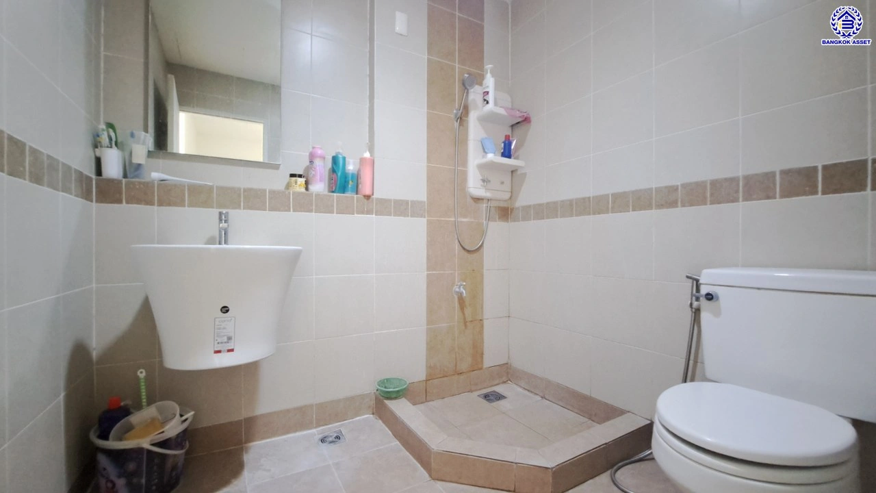 บ้านมือสอง แบรนด์ AP โครงการ พลีโน่ พระราม5-ปิ่นเกล้า หลังมุม พร้อมรองรับทุกความสุข บนเนื้อที่ 31.2 ตร.ว. พื้นที่ใช้สอย 110 ตร.ม. ฟังก์ชัน 3 ห้องนอน 2 ห้องน้ำ จอดรถได้ 1 คัน สิ่งอำนวยความสะดวกครบ บนสุดยอดทำเล เข้า-ออกได้ทั้งทางถนนนครอินทร์ และถนนสิรินธร ใกล้จุดขึ้นทางด่วน "ประจิมรัถยา"