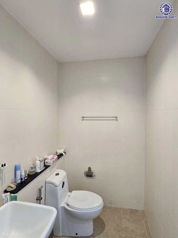 บ้านมือสอง โครงการ ฮาบิเทีย ปัญญาอินทรา1 หลังมุม เนื้อที่ 106.6 ตร.ว. พื้นที่ใช้สอย 187 ตร.ม. ฟังก์ชัน 3 ห้องนอน 3 ห้องน้ำ 2 ที่จอดรถ พร้อมเข้าอยู่ได้ทันที บนทำเลเข้า-ออกในเมืองได้ง่าย เชื่อมต่อถนนปัญญาอินทรา, ถนนหทัยราษฏร์ ใกล้แฟชั่นไอซ์แลนด์ และทางหลวงหมายเลข9