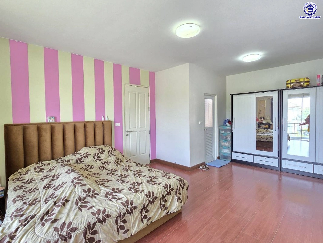 บ้านมือสอง โครงการ ฮาบิเทีย ปัญญาอินทรา1 หลังมุม เนื้อที่ 106.6 ตร.ว. พื้นที่ใช้สอย 187 ตร.ม. ฟังก์ชัน 3 ห้องนอน 3 ห้องน้ำ 2 ที่จอดรถ พร้อมเข้าอยู่ได้ทันที บนทำเลเข้า-ออกในเมืองได้ง่าย เชื่อมต่อถนนปัญญาอินทรา, ถนนหทัยราษฏร์ ใกล้แฟชั่นไอซ์แลนด์ และทางหลวงหมายเลข9