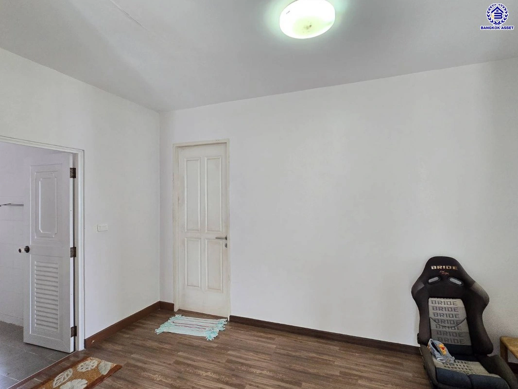 บ้านมือสอง โครงการ ฮาบิเทีย ปัญญาอินทรา1 หลังมุม เนื้อที่ 106.6 ตร.ว. พื้นที่ใช้สอย 187 ตร.ม. ฟังก์ชัน 3 ห้องนอน 3 ห้องน้ำ 2 ที่จอดรถ พร้อมเข้าอยู่ได้ทันที บนทำเลเข้า-ออกในเมืองได้ง่าย เชื่อมต่อถนนปัญญาอินทรา, ถนนหทัยราษฏร์ ใกล้แฟชั่นไอซ์แลนด์ และทางหลวงหมายเลข9