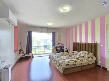 บ้านมือสอง โครงการ ฮาบิเทีย ปัญญาอินทรา1 หลังมุม เนื้อที่ 106.6 ตร.ว. พื้นที่ใช้สอย 187 ตร.ม. ฟังก์ชัน 3 ห้องนอน 3 ห้องน้ำ 2 ที่จอดรถ พร้อมเข้าอยู่ได้ทันที บนทำเลเข้า-ออกในเมืองได้ง่าย เชื่อมต่อถนนปัญญาอินทรา, ถนนหทัยราษฏร์ ใกล้แฟชั่นไอซ์แลนด์ และทางหลวงหมายเลข9