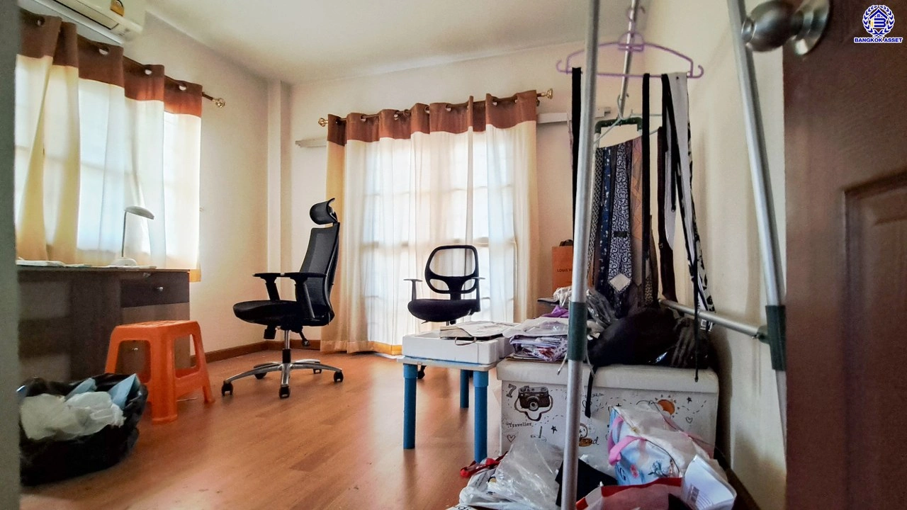 บ้านมือสอง โครงการ ณัฐชากรีนวิลล์ บางใหญ่ บนเนื้อที่ 96.3 ตร.ว. พื้นที่ใช้สอย 147 ตร.ม. ฟังก์ชัน 4 ห้องนอน 3 ห้องน้ำ จอดรถได้ 3 คัน บนทำเลศักยภาพ ใกล้เซ็นทรัลเวสต์เกต ทางด่วน "ศรีรัช" รถไฟฟ้าสายสีม่วง "สถานีตลาดบางใหญ่"