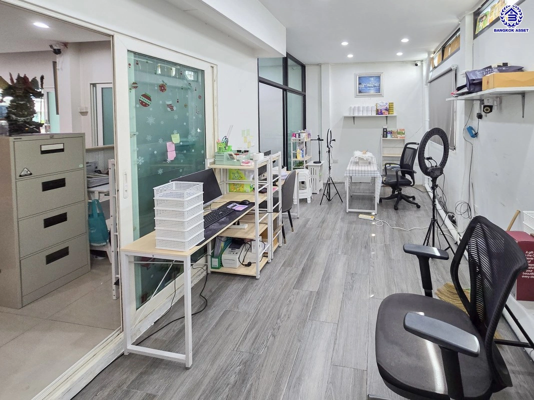 บ้านมือสอง โครงการ คาซ่าวิลล์ สุขาภิบาล5 เนื้อที่ 50.6 ตร.ว. พื้นที่ใช้สอย 147 ตร.ม. ฟังก์ชัน 3 ห้องนอน 3 ห้องน้ำ 2 ที่จอดรถ บนทำเลเดินทางสะดวก เชื่อมต่อถนนเพิ่มสิน ถนนสุขาภิบาล5 ถนนหทัยราษร์ และจุดขึ้นทางด่วน "ฉลองรัช"