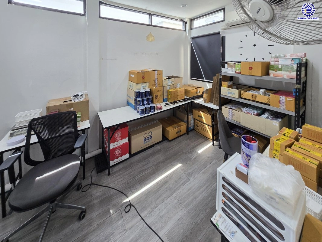 บ้านมือสอง โครงการ คาซ่าวิลล์ สุขาภิบาล5 เนื้อที่ 50.6 ตร.ว. พื้นที่ใช้สอย 147 ตร.ม. ฟังก์ชัน 3 ห้องนอน 3 ห้องน้ำ 2 ที่จอดรถ บนทำเลเดินทางสะดวก เชื่อมต่อถนนเพิ่มสิน ถนนสุขาภิบาล5 ถนนหทัยราษร์ และจุดขึ้นทางด่วน "ฉลองรัช"