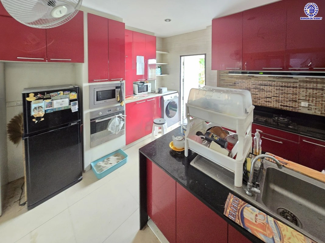 บ้านมือสอง โครงการ คาซ่าวิลล์ สุขาภิบาล5 เนื้อที่ 50.6 ตร.ว. พื้นที่ใช้สอย 147 ตร.ม. ฟังก์ชัน 3 ห้องนอน 3 ห้องน้ำ 2 ที่จอดรถ บนทำเลเดินทางสะดวก เชื่อมต่อถนนเพิ่มสิน ถนนสุขาภิบาล5 ถนนหทัยราษร์ และจุดขึ้นทางด่วน "ฉลองรัช"