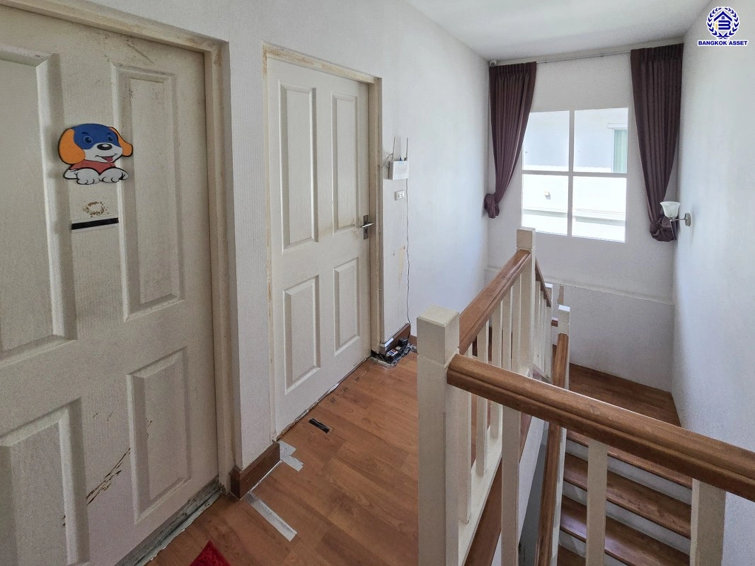 บ้านมือสอง โครงการ คาซ่าวิลล์ สุขาภิบาล5 เนื้อที่ 50.6 ตร.ว. พื้นที่ใช้สอย 147 ตร.ม. ฟังก์ชัน 3 ห้องนอน 3 ห้องน้ำ 2 ที่จอดรถ บนทำเลเดินทางสะดวก เชื่อมต่อถนนเพิ่มสิน ถนนสุขาภิบาล5 ถนนหทัยราษร์ และจุดขึ้นทางด่วน "ฉลองรัช"