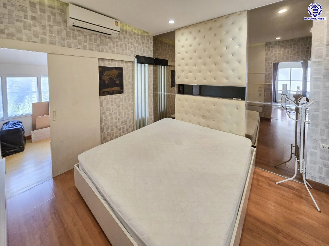 บ้านมือสอง โครงการ คาซ่าวิลล์ สุขาภิบาล5 เนื้อที่ 50.6 ตร.ว. พื้นที่ใช้สอย 147 ตร.ม. ฟังก์ชัน 3 ห้องนอน 3 ห้องน้ำ 2 ที่จอดรถ บนทำเลเดินทางสะดวก เชื่อมต่อถนนเพิ่มสิน ถนนสุขาภิบาล5 ถนนหทัยราษร์ และจุดขึ้นทางด่วน "ฉลองรัช"