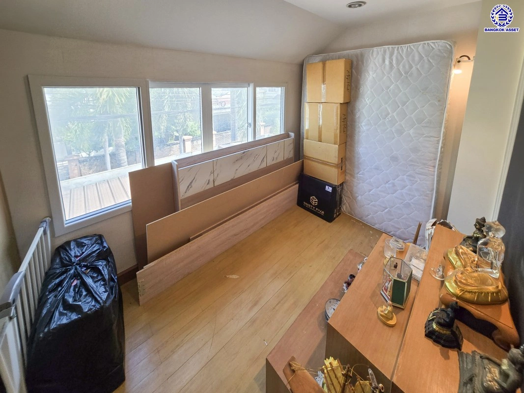 บ้านมือสอง โครงการ คาซ่าวิลล์ สุขาภิบาล5 เนื้อที่ 50.6 ตร.ว. พื้นที่ใช้สอย 147 ตร.ม. ฟังก์ชัน 3 ห้องนอน 3 ห้องน้ำ 2 ที่จอดรถ บนทำเลเดินทางสะดวก เชื่อมต่อถนนเพิ่มสิน ถนนสุขาภิบาล5 ถนนหทัยราษร์ และจุดขึ้นทางด่วน "ฉลองรัช"