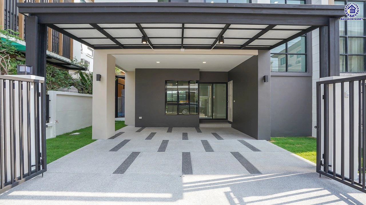 บ้านรีโนเวทใหม่ 3 ชั้น โครงการ ลิฟวิ่งพาร์ค พระราม5 เนื้อที่ 37.2 ตร.ว. พื้นที่ใช้สอย 241.75 ตร.ม. ฟังก์ชัน 5 ห้องนอน 4 ห้องน้ำ 2 ที่จอดรถ พร้อมเข้าอยู่ โครงการบนทำเลแห่งการเดินทาง เชื่อมต่อถนนนครอินทร์ ถนนบางศรีเมือง ใกล้เซ็นทรัลเวสต์วิลล์ และโรงเรียนนานาชาติร่วมฤดี ราชพฤกษ์ แคมปัส