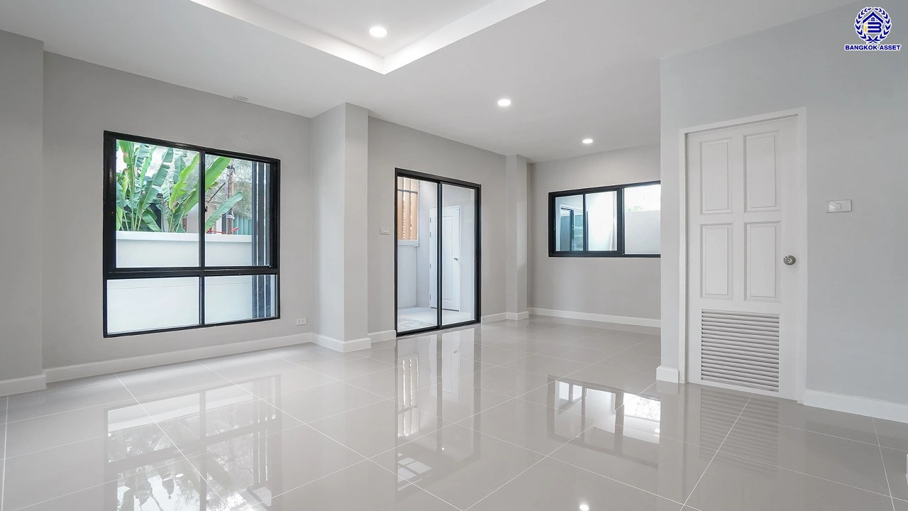 บ้านรีโนเวทใหม่ 3 ชั้น โครงการ ลิฟวิ่งพาร์ค พระราม5 เนื้อที่ 37.2 ตร.ว. พื้นที่ใช้สอย 241.75 ตร.ม. ฟังก์ชัน 5 ห้องนอน 4 ห้องน้ำ 2 ที่จอดรถ พร้อมเข้าอยู่ โครงการบนทำเลแห่งการเดินทาง เชื่อมต่อถนนนครอินทร์ ถนนบางศรีเมือง ใกล้เซ็นทรัลเวสต์วิลล์ และโรงเรียนนานาชาติร่วมฤดี ราชพฤกษ์ แคมปัส