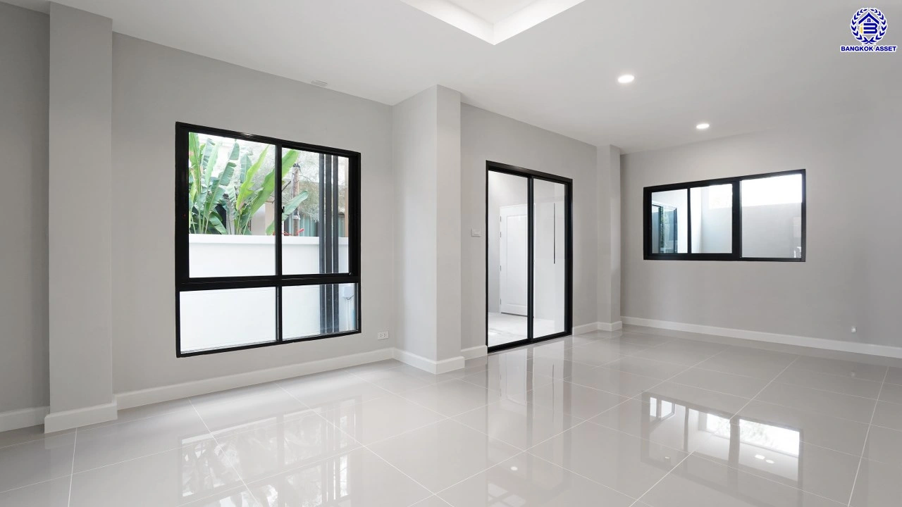 บ้านรีโนเวทใหม่ 3 ชั้น โครงการ ลิฟวิ่งพาร์ค พระราม5 เนื้อที่ 37.2 ตร.ว. พื้นที่ใช้สอย 241.75 ตร.ม. ฟังก์ชัน 5 ห้องนอน 4 ห้องน้ำ 2 ที่จอดรถ พร้อมเข้าอยู่ โครงการบนทำเลแห่งการเดินทาง เชื่อมต่อถนนนครอินทร์ ถนนบางศรีเมือง ใกล้เซ็นทรัลเวสต์วิลล์ และโรงเรียนนานาชาติร่วมฤดี ราชพฤกษ์ แคมปัส