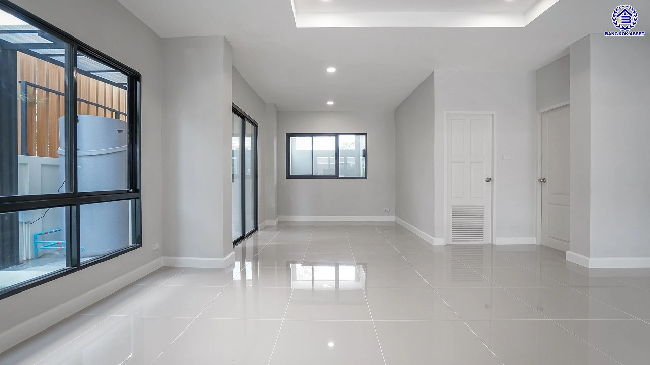 บ้านรีโนเวทใหม่ 3 ชั้น โครงการ ลิฟวิ่งพาร์ค พระราม5 เนื้อที่ 37.2 ตร.ว. พื้นที่ใช้สอย 241.75 ตร.ม. ฟังก์ชัน 5 ห้องนอน 4 ห้องน้ำ 2 ที่จอดรถ พร้อมเข้าอยู่ โครงการบนทำเลแห่งการเดินทาง เชื่อมต่อถนนนครอินทร์ ถนนบางศรีเมือง ใกล้เซ็นทรัลเวสต์วิลล์ และโรงเรียนนานาชาติร่วมฤดี ราชพฤกษ์ แคมปัส