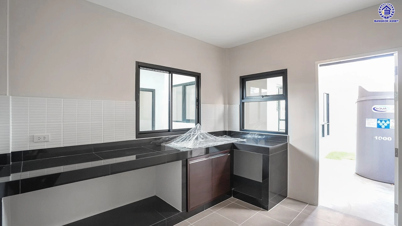 บ้านรีโนเวทใหม่ 3 ชั้น โครงการ ลิฟวิ่งพาร์ค พระราม5 เนื้อที่ 37.2 ตร.ว. พื้นที่ใช้สอย 241.75 ตร.ม. ฟังก์ชัน 5 ห้องนอน 4 ห้องน้ำ 2 ที่จอดรถ พร้อมเข้าอยู่ โครงการบนทำเลแห่งการเดินทาง เชื่อมต่อถนนนครอินทร์ ถนนบางศรีเมือง ใกล้เซ็นทรัลเวสต์วิลล์ และโรงเรียนนานาชาติร่วมฤดี ราชพฤกษ์ แคมปัส