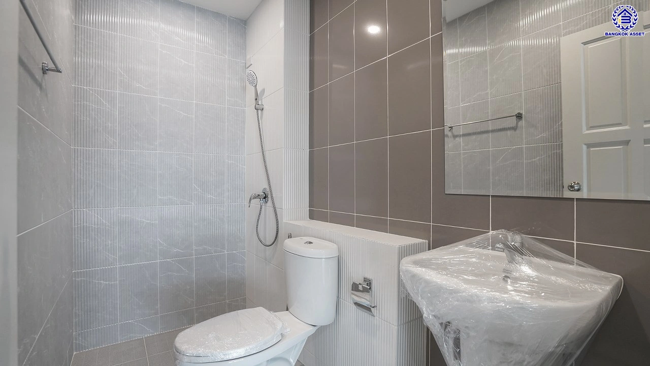 บ้านรีโนเวทใหม่ 3 ชั้น โครงการ ลิฟวิ่งพาร์ค พระราม5 เนื้อที่ 37.2 ตร.ว. พื้นที่ใช้สอย 241.75 ตร.ม. ฟังก์ชัน 5 ห้องนอน 4 ห้องน้ำ 2 ที่จอดรถ พร้อมเข้าอยู่ โครงการบนทำเลแห่งการเดินทาง เชื่อมต่อถนนนครอินทร์ ถนนบางศรีเมือง ใกล้เซ็นทรัลเวสต์วิลล์ และโรงเรียนนานาชาติร่วมฤดี ราชพฤกษ์ แคมปัส