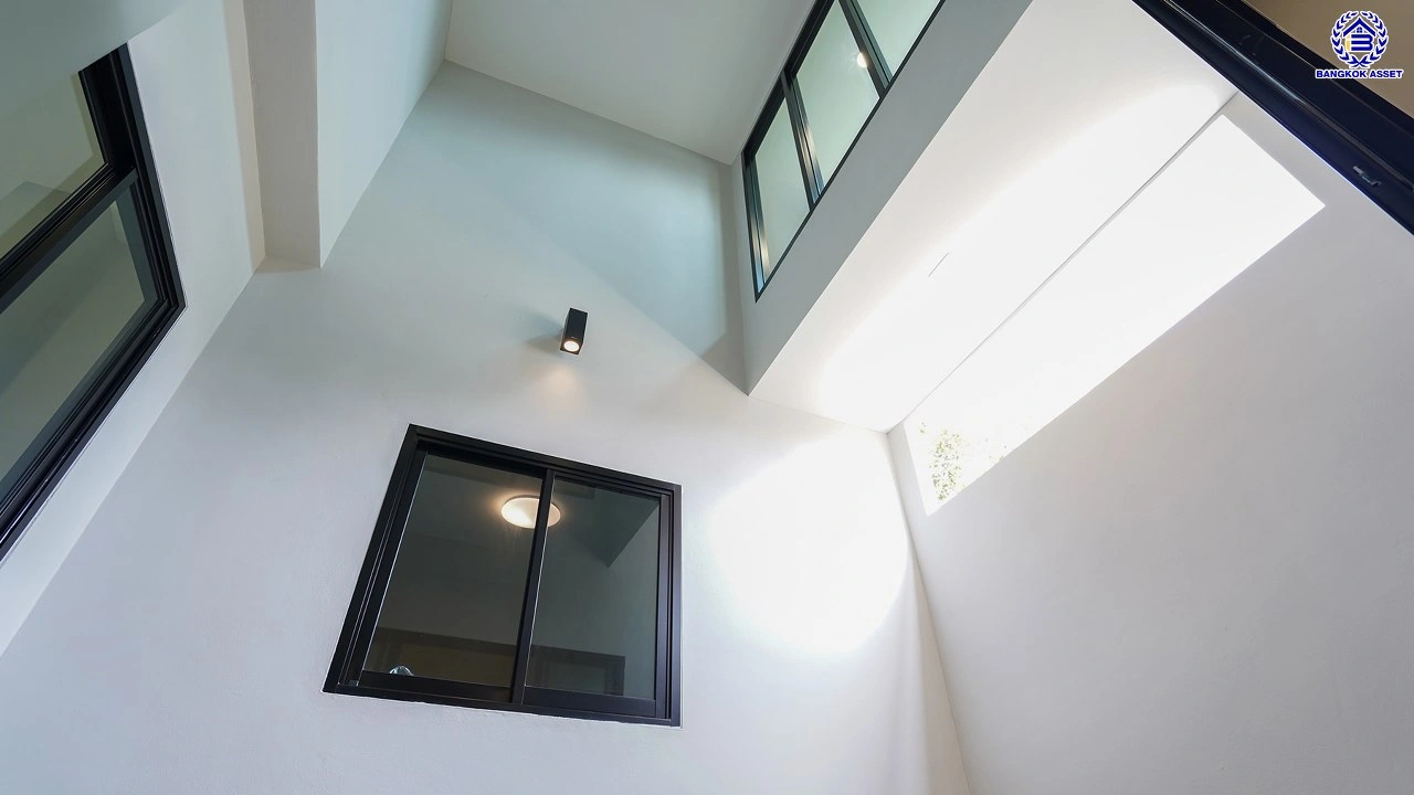 บ้านรีโนเวทใหม่ 3 ชั้น โครงการ ลิฟวิ่งพาร์ค พระราม5 เนื้อที่ 37.2 ตร.ว. พื้นที่ใช้สอย 241.75 ตร.ม. ฟังก์ชัน 5 ห้องนอน 4 ห้องน้ำ 2 ที่จอดรถ พร้อมเข้าอยู่ โครงการบนทำเลแห่งการเดินทาง เชื่อมต่อถนนนครอินทร์ ถนนบางศรีเมือง ใกล้เซ็นทรัลเวสต์วิลล์ และโรงเรียนนานาชาติร่วมฤดี ราชพฤกษ์ แคมปัส