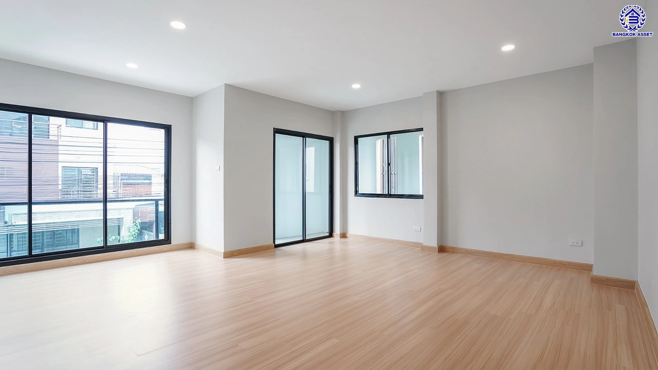 บ้านรีโนเวทใหม่ 3 ชั้น โครงการ ลิฟวิ่งพาร์ค พระราม5 เนื้อที่ 37.2 ตร.ว. พื้นที่ใช้สอย 241.75 ตร.ม. ฟังก์ชัน 5 ห้องนอน 4 ห้องน้ำ 2 ที่จอดรถ พร้อมเข้าอยู่ โครงการบนทำเลแห่งการเดินทาง เชื่อมต่อถนนนครอินทร์ ถนนบางศรีเมือง ใกล้เซ็นทรัลเวสต์วิลล์ และโรงเรียนนานาชาติร่วมฤดี ราชพฤกษ์ แคมปัส