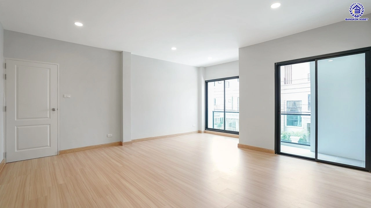 บ้านรีโนเวทใหม่ 3 ชั้น โครงการ ลิฟวิ่งพาร์ค พระราม5 เนื้อที่ 37.2 ตร.ว. พื้นที่ใช้สอย 241.75 ตร.ม. ฟังก์ชัน 5 ห้องนอน 4 ห้องน้ำ 2 ที่จอดรถ พร้อมเข้าอยู่ โครงการบนทำเลแห่งการเดินทาง เชื่อมต่อถนนนครอินทร์ ถนนบางศรีเมือง ใกล้เซ็นทรัลเวสต์วิลล์ และโรงเรียนนานาชาติร่วมฤดี ราชพฤกษ์ แคมปัส