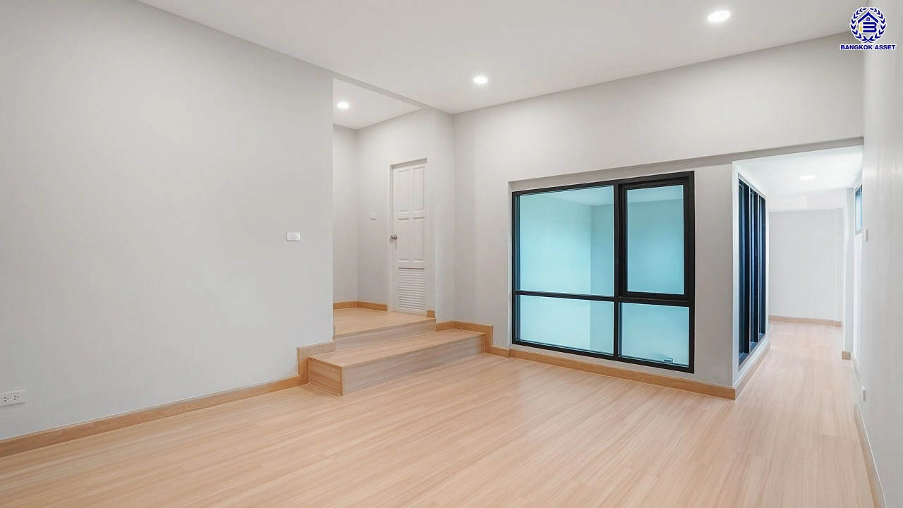 บ้านรีโนเวทใหม่ 3 ชั้น โครงการ ลิฟวิ่งพาร์ค พระราม5 เนื้อที่ 37.2 ตร.ว. พื้นที่ใช้สอย 241.75 ตร.ม. ฟังก์ชัน 5 ห้องนอน 4 ห้องน้ำ 2 ที่จอดรถ พร้อมเข้าอยู่ โครงการบนทำเลแห่งการเดินทาง เชื่อมต่อถนนนครอินทร์ ถนนบางศรีเมือง ใกล้เซ็นทรัลเวสต์วิลล์ และโรงเรียนนานาชาติร่วมฤดี ราชพฤกษ์ แคมปัส