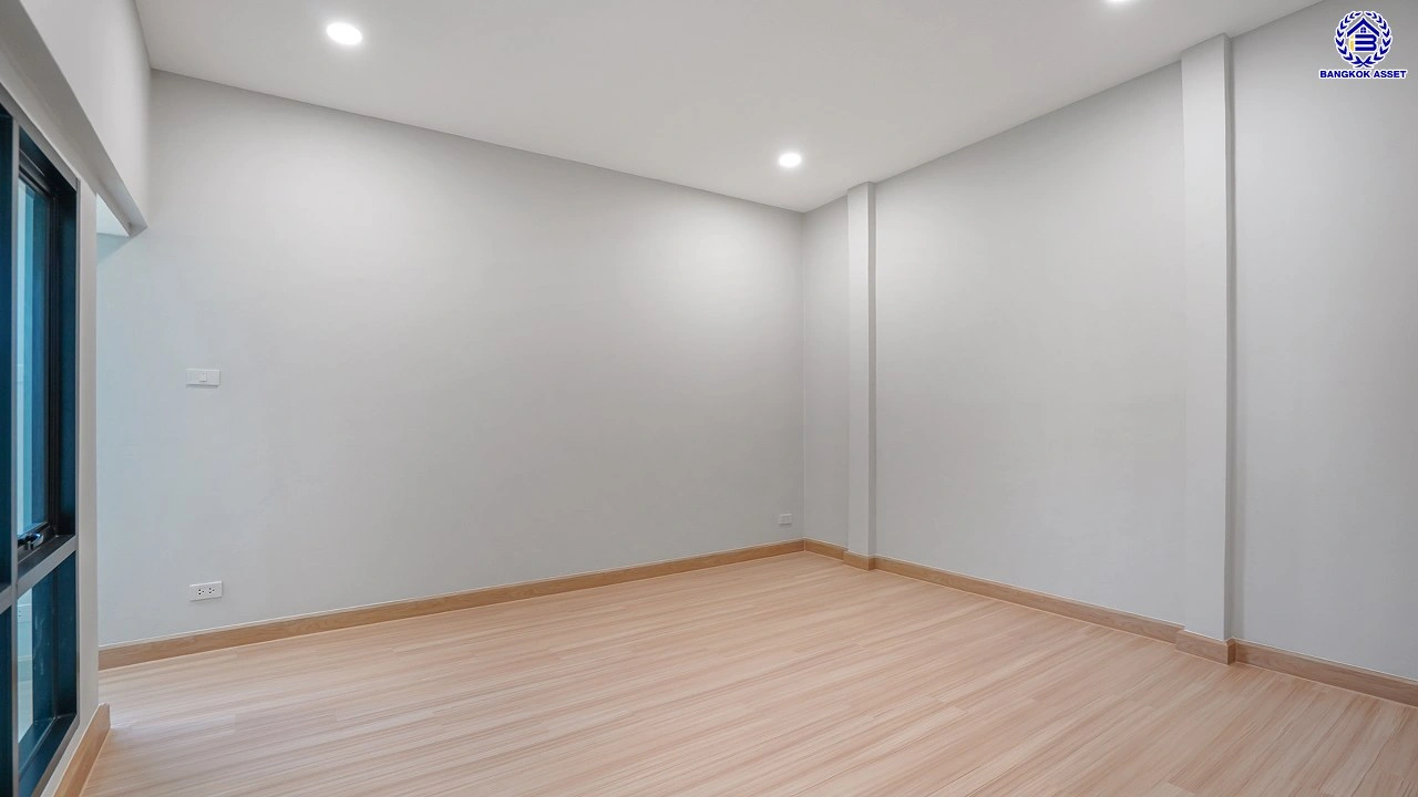 บ้านรีโนเวทใหม่ 3 ชั้น โครงการ ลิฟวิ่งพาร์ค พระราม5 เนื้อที่ 37.2 ตร.ว. พื้นที่ใช้สอย 241.75 ตร.ม. ฟังก์ชัน 5 ห้องนอน 4 ห้องน้ำ 2 ที่จอดรถ พร้อมเข้าอยู่ โครงการบนทำเลแห่งการเดินทาง เชื่อมต่อถนนนครอินทร์ ถนนบางศรีเมือง ใกล้เซ็นทรัลเวสต์วิลล์ และโรงเรียนนานาชาติร่วมฤดี ราชพฤกษ์ แคมปัส