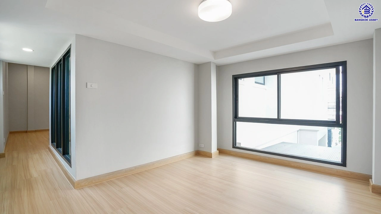 บ้านรีโนเวทใหม่ 3 ชั้น โครงการ ลิฟวิ่งพาร์ค พระราม5 เนื้อที่ 37.2 ตร.ว. พื้นที่ใช้สอย 241.75 ตร.ม. ฟังก์ชัน 5 ห้องนอน 4 ห้องน้ำ 2 ที่จอดรถ พร้อมเข้าอยู่ โครงการบนทำเลแห่งการเดินทาง เชื่อมต่อถนนนครอินทร์ ถนนบางศรีเมือง ใกล้เซ็นทรัลเวสต์วิลล์ และโรงเรียนนานาชาติร่วมฤดี ราชพฤกษ์ แคมปัส