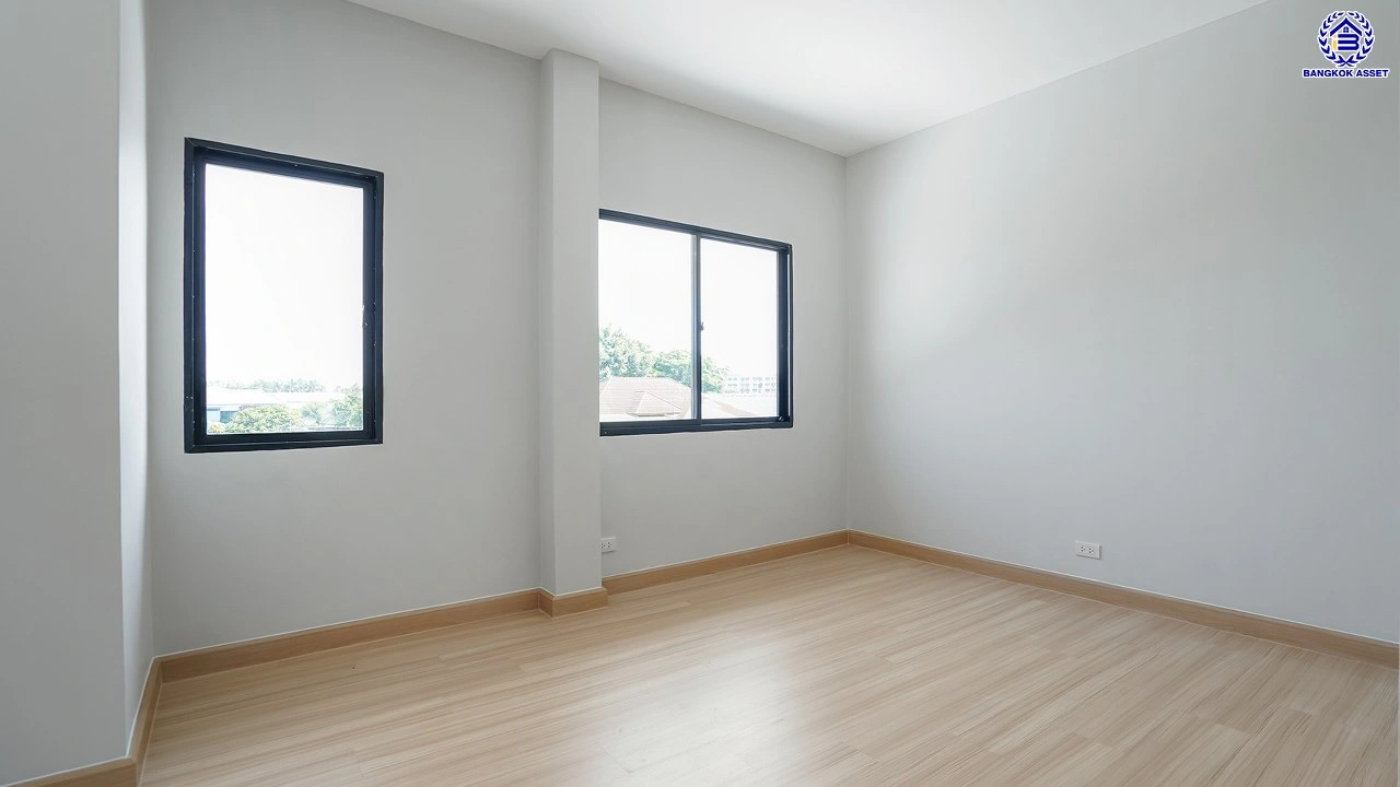 บ้านรีโนเวทใหม่ 3 ชั้น โครงการ ลิฟวิ่งพาร์ค พระราม5 เนื้อที่ 37.2 ตร.ว. พื้นที่ใช้สอย 241.75 ตร.ม. ฟังก์ชัน 5 ห้องนอน 4 ห้องน้ำ 2 ที่จอดรถ พร้อมเข้าอยู่ โครงการบนทำเลแห่งการเดินทาง เชื่อมต่อถนนนครอินทร์ ถนนบางศรีเมือง ใกล้เซ็นทรัลเวสต์วิลล์ และโรงเรียนนานาชาติร่วมฤดี ราชพฤกษ์ แคมปัส