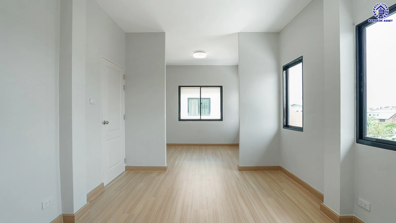 บ้านรีโนเวทใหม่ 3 ชั้น โครงการ ลิฟวิ่งพาร์ค พระราม5 เนื้อที่ 37.2 ตร.ว. พื้นที่ใช้สอย 241.75 ตร.ม. ฟังก์ชัน 5 ห้องนอน 4 ห้องน้ำ 2 ที่จอดรถ พร้อมเข้าอยู่ โครงการบนทำเลแห่งการเดินทาง เชื่อมต่อถนนนครอินทร์ ถนนบางศรีเมือง ใกล้เซ็นทรัลเวสต์วิลล์ และโรงเรียนนานาชาติร่วมฤดี ราชพฤกษ์ แคมปัส