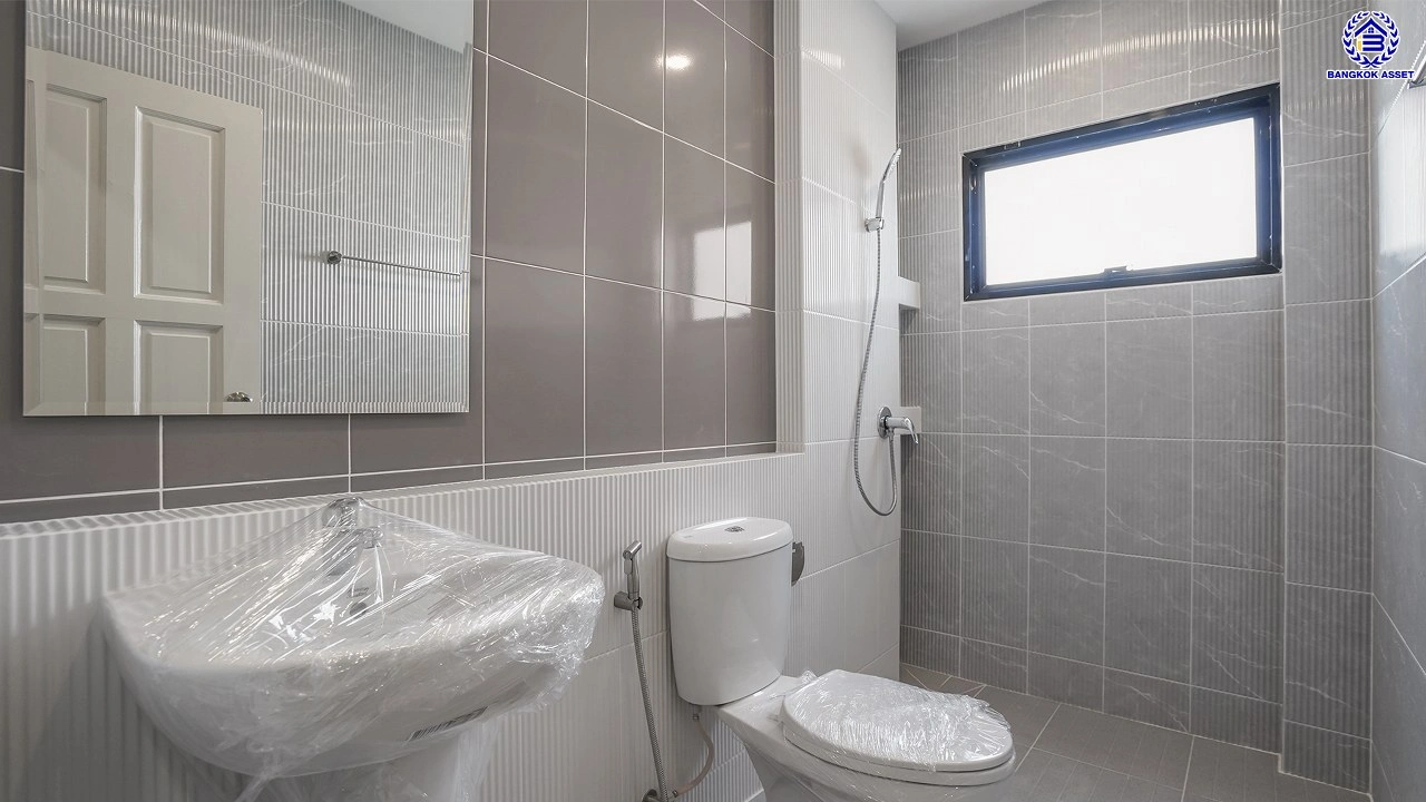 บ้านรีโนเวทใหม่ 3 ชั้น โครงการ ลิฟวิ่งพาร์ค พระราม5 เนื้อที่ 37.2 ตร.ว. พื้นที่ใช้สอย 241.75 ตร.ม. ฟังก์ชัน 5 ห้องนอน 4 ห้องน้ำ 2 ที่จอดรถ พร้อมเข้าอยู่ โครงการบนทำเลแห่งการเดินทาง เชื่อมต่อถนนนครอินทร์ ถนนบางศรีเมือง ใกล้เซ็นทรัลเวสต์วิลล์ และโรงเรียนนานาชาติร่วมฤดี ราชพฤกษ์ แคมปัส