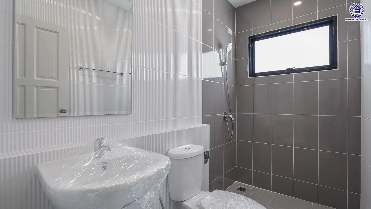 บ้านรีโนเวทใหม่ 3 ชั้น โครงการ ลิฟวิ่งพาร์ค พระราม5 เนื้อที่ 37.2 ตร.ว. พื้นที่ใช้สอย 241.75 ตร.ม. ฟังก์ชัน 5 ห้องนอน 4 ห้องน้ำ 2 ที่จอดรถ พร้อมเข้าอยู่ โครงการบนทำเลแห่งการเดินทาง เชื่อมต่อถนนนครอินทร์ ถนนบางศรีเมือง ใกล้เซ็นทรัลเวสต์วิลล์ และโรงเรียนนานาชาติร่วมฤดี ราชพฤกษ์ แคมปัส