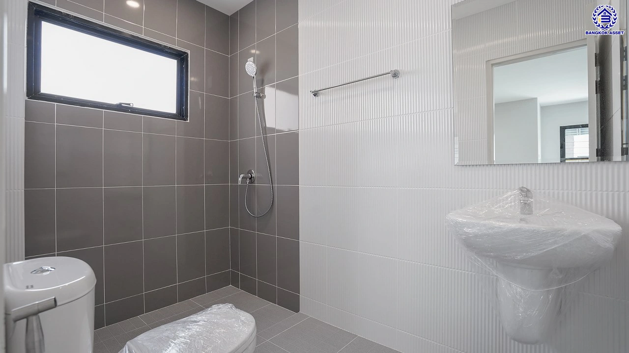 บ้านรีโนเวทใหม่ 3 ชั้น โครงการ ลิฟวิ่งพาร์ค พระราม5 เนื้อที่ 37.2 ตร.ว. พื้นที่ใช้สอย 241.75 ตร.ม. ฟังก์ชัน 5 ห้องนอน 4 ห้องน้ำ 2 ที่จอดรถ พร้อมเข้าอยู่ โครงการบนทำเลแห่งการเดินทาง เชื่อมต่อถนนนครอินทร์ ถนนบางศรีเมือง ใกล้เซ็นทรัลเวสต์วิลล์ และโรงเรียนนานาชาติร่วมฤดี ราชพฤกษ์ แคมปัส