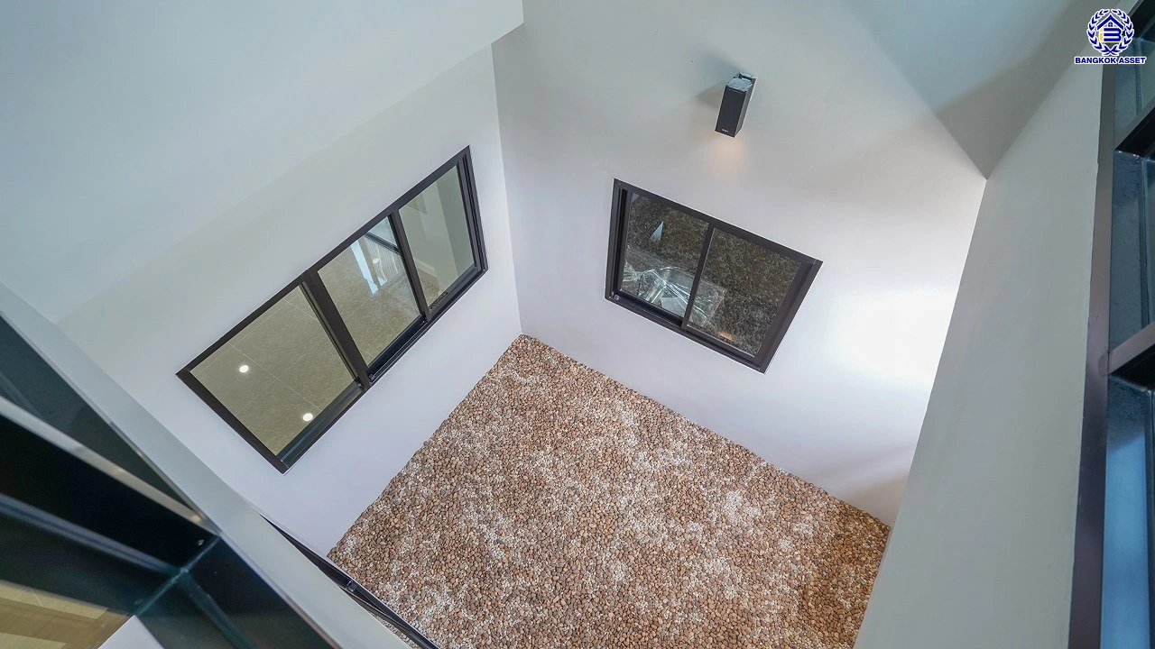 บ้านรีโนเวทใหม่ 3 ชั้น โครงการ ลิฟวิ่งพาร์ค พระราม5 เนื้อที่ 37.2 ตร.ว. พื้นที่ใช้สอย 241.75 ตร.ม. ฟังก์ชัน 5 ห้องนอน 4 ห้องน้ำ 2 ที่จอดรถ พร้อมเข้าอยู่ โครงการบนทำเลแห่งการเดินทาง เชื่อมต่อถนนนครอินทร์ ถนนบางศรีเมือง ใกล้เซ็นทรัลเวสต์วิลล์ และโรงเรียนนานาชาติร่วมฤดี ราชพฤกษ์ แคมปัส